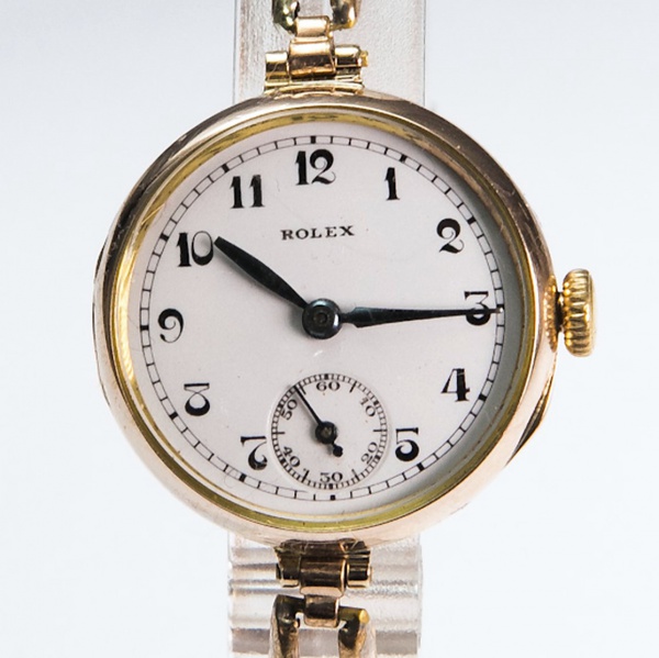 RELÓGIO: ROLEX 1920, MOSTRADOR DE PORCELANA ART DÉCO, EM OURO 10K, MÁQUINA ASSINADA E REVISADA. TAMANHO: 26MM. MOVIMENTO: CORDA MANUAL. CAIXA: EM OURO MACIÇO. PULSEIRA NÃO É EM OURO. OS RELÓGIOS SÃO V