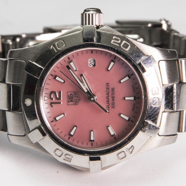 RELÓGIO: TAG HEUER AQUARACER LADY. TAMANHO: 27MM. MOVIMENTO: QUARTZO. CAIXA: EM AÇO. OS RELÓGIOS SÃO VENDIDOS NO ESTADO DE CONSERVAÇÃO QUE SE ENCONTRAM. SÃO RELÓGIOS USADOS, ONDE É POSSÍVEL VERIFICAR