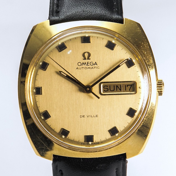 RELÓGIO: OMEGA DE VILLE. TAMANHO: 38MM. MOVIMENTO: AUTOMÁTICO. CAIXA: EM PLAQUÊ DE OURO. OS RELÓGIOS SÃO VENDIDOS NO ESTADO DE CONSERVAÇÃO QUE SE ENCONTRAM. SÃO RELÓGIOS USADOS, ONDE É POSSÍVEL VERIFI