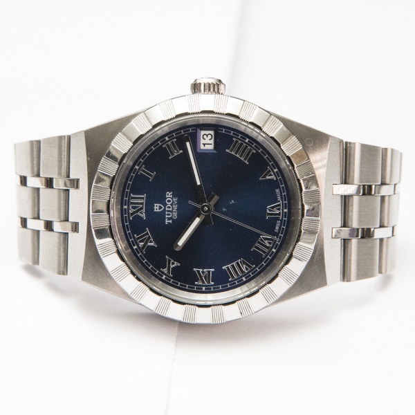 RELÓGIO: TUDOR ROYAL. TAMANHO: 34MM. MOVIMENTO: AUTOMÁTICO. CAIXA: EM AÇO. OS RELÓGIOS SÃO VENDIDOS NO ESTADO DE CONSERVAÇÃO QUE SE ENCONTRAM. SÃO RELÓGIOS USADOS, ONDE É POSSÍVEL VERIFICAR DETALHES N