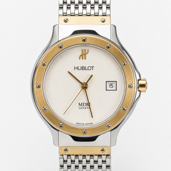 RELÓGIO: Hublot MDM Lady. TAMANHO: 27mm. MOVIMENTO: Quartzo suíço. CAIXA: Em aço e ouro. OS RELÓGIOS SÃO VENDIDOS NO ESTADO DE CONSERVAÇÃO QUE SE ENCONTRAM. SÃO RELÓGIOS USADOS, ONDE É POSSÍVEL VERIFI
