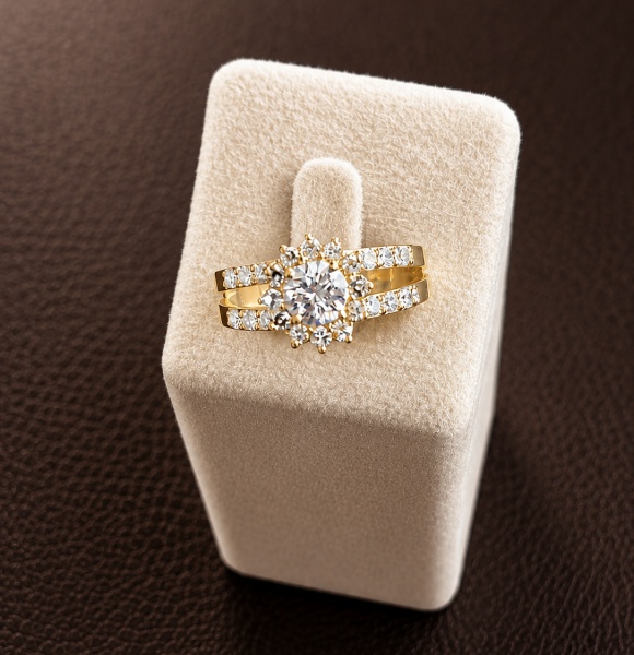 ANEL SOLITÁRIO EM OURO 18K 750 COM DIAMANTES. PEDRA CENTRAL: DIAMANTE DE 62 PONTOS. DIAMANTES LATERAIS: 65 PONTOS NO TOTAL. PESO: 5,7 GRAMAS. ARO: 19. AJUSTE DE ARO: AUMENTAMOS OU DIMINUÍMOS GRATUITAM