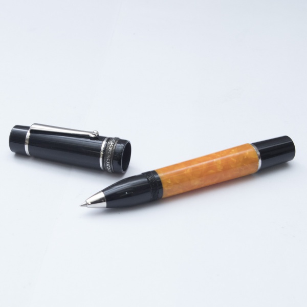 Caneta Delta Dolcevita em resina laranja e preta, com detalhes em prata. Peça da linha de luxo, ideal para colecionadores. Acompanha carga, porém ela está acabando