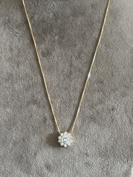 Ponto de luz com diamante central de 52 pontos + 42 pontos de diamantes nas laterais, totalizando 94 pontos de diamantes. Classificação: VVS1, LETRA J.