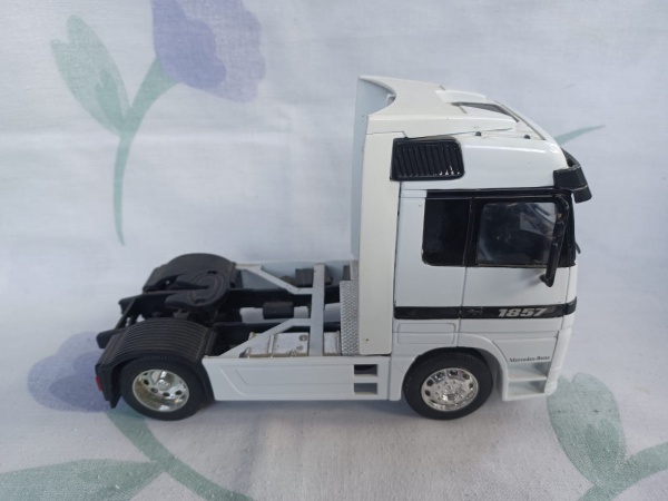 Caminhão Mercedes 1857 seminovo com 20cm comprimento