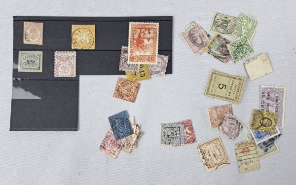 Lote contendo diversos selos estrangeiros raros, a grande maioria do século XIX, a serem pesquisados
