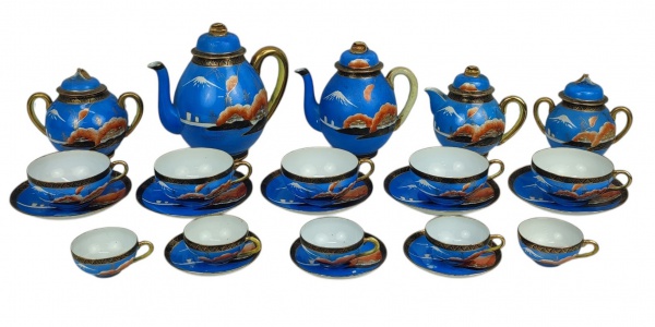 Serviço para chá e café em fina porcelana japonesa, dita casca de ovo, decorado com paisagem em policromia, composto de 2 bules, 2 açucareiros, leiteira, 5 xícaras para chá e 5 para café. Detalhes em dourado com desgastes e faltam dois pires para café. Total de 15 peças. Alt. bule maior 18cm.