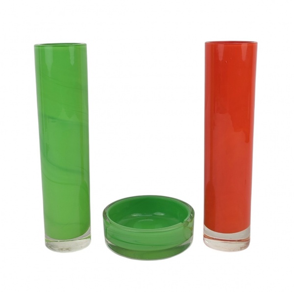 Três peças em vidro, sendo par de vasos tubulares e cinzeiro. Alt. dos vasos 26cm e diâm. cinzeiro 12cm.