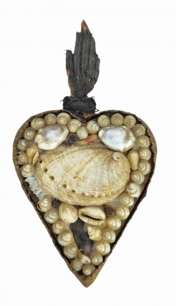 Arte Sacra - Antigo ex-voto em formato de coração revestido com conchas marinhas e no verso espelho. Apresenta desgastes causados pelo tempo. Alt. 16,5cm.