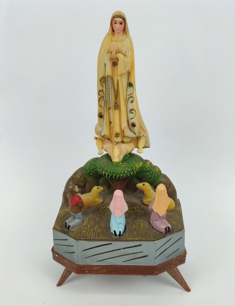 Nossa Senhora de Fatima com os três Pastorinhos - Imagem em resina policromada, com caixa de música, funcionando. Alt. 16,5cm.