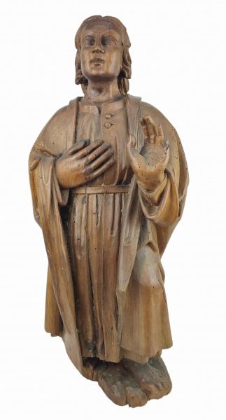 São João Evangelista - Grande imagem em madeira entalhada e encerada. Sofreu ataques de cupins, dois dedos de uma mão e dois dedos de um pé quebrados. Alt. 65cm.