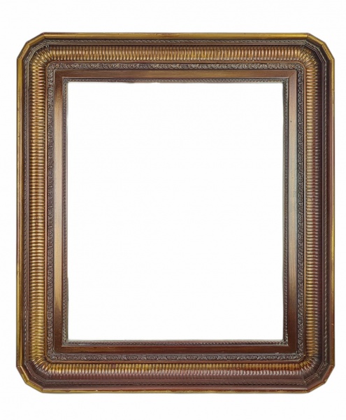 Espelho de parede bisotado, com moldura em material sintético patinado de dourado, trabalhada em gomos e folhagens. Apresenta desgastes na patina. Med. 71x63cm.