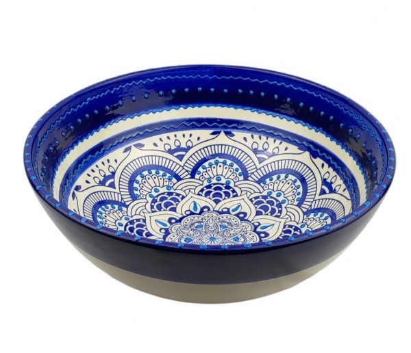 Grande saladeira em cerâmica espanhola Del Río Salado, decorada com pintura floral em tons de azul, com detalhes esmaltados. Med. 12,5x31,5cm. Obs: Cerámica Del Río Salado está localizada em La Rambla, uma cidade na zona rural do sul de Córdoba, na região da Andaluzia (Espanha). Uma área rica em matérias-primas e com uma importante história ligada à produção de cerâmica. É uma empresa de cerâmica e cerâmica artesanal, que desde 1969, cria seus próprios projetos de peças cerâmicas e decorações artesanais, combinando tradição e originalidade com materiais, argilas e esmaltes de alta qualidade. Com projetos exclusivos e patenteados a cada estação feitos por uma equipe de quatro designers, a Del Rio Salado usa uma técnica especial de pintura de desenhos tridimensionais. As cerâmicas são pintadas à mão com um pincel e depois pintadas usando um tubo de tinta em forma de pêra que aplica um padrão de relevo elevado.
