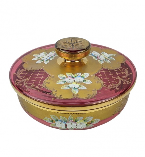 Bomboniere em vidro veneziano na cor rosa, decorada com pintura floral em relevo e ricos detalhes em dourado, tendo estes pequenos desgastes. Med. 11x19cm.