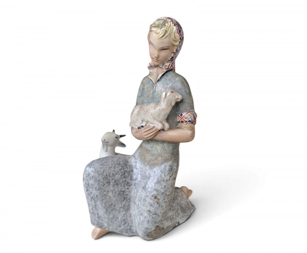 LE BERTETTI  Belíssima escultura em porcelana italiana intitulada Pastorella (Pastorinha) elabo