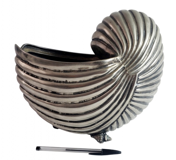 SHEFFIELD PLATE- Belíssima champanheira produzida em metal espessurado á prata de origem Inglesa, confeccionada no formato de concha Nautillus, apoiado sobre pés decorados de concha, século XIX, medida:25cm altura x 18cm largura.