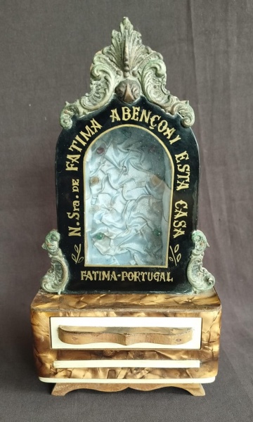 Antigo porta jóias musical, Fátima - Portugal, não está funcionando, falta a santinha da parte interior, algumas partes descolando, ítem será vendido no estado, conforme fotos. Mede: 24 x 13 cm.