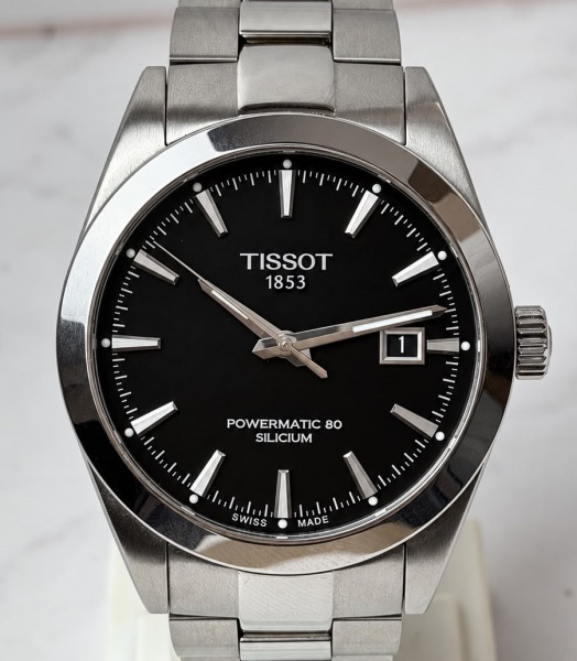 RELÓGIO: TISSOT GENTLEMAN POWERMATIC 80 SILICIUM. TAMANHO: 42MM. MOVIMENTO: AUTOMÁTICO. CAIXA: EM AÇO. OS RELÓGIOS SÃO VENDIDOS NO ESTADO DE CONSERVAÇÃO QUE SE ENCONTRAM. SÃO RELÓGIOS USADOS, ONDE É POSSÍVEL VERIFICAR DETALHES NA DESCRIÇÃO E FOTOS. ALGUNS PODEM PRECISAR DE REVISÃO OU ALGUM TIPO DE RESTAURO OU AJUSTES QUE TALVEZ NÃO ESTEJAM MENCIONADOS EXATAMENTE NA DESCRIÇÃO OU FOTOS. TIRE TODAS AS SUAS DÚVIDAS ANTES DE DAR SEU LANCE, POIS ELES SÃO IRREVOGÁVEIS E IRRETRATÁVEIS. POR FAVOR, LEIA OS TERMOS E CONDIÇÕES E A CAIXA DE INFORMAÇÕES DO LEILÃO EM HOME NO SITE WATCH BOSS LEILÕES, DANDO ÊNFASE ÀS INFORMAÇÕES IMPORTANTES. AO ARREMATAR O PRODUTO, VOCÊ CONCORDA COM AS DATAS, OS PRAZOS E AS REGRAS DA CASA DE LEILÕES WATCH BOSS LEILÕES. TIRE TODAS AS SUAS DÚVIDAS ANTES DE LICITAR PELO WHATSAPP: (13) 3150-1285.