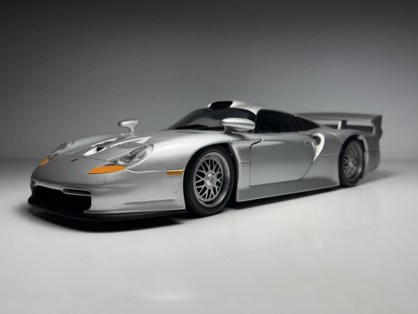 Porsche 911 GT1 Prata - UT Models Escala 1/18 miniatura