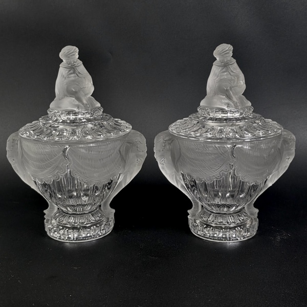 Cristalerie Baccarat - Raríssimo par de Compoteiras Orientalistas, alças na forma de elefantes e peg