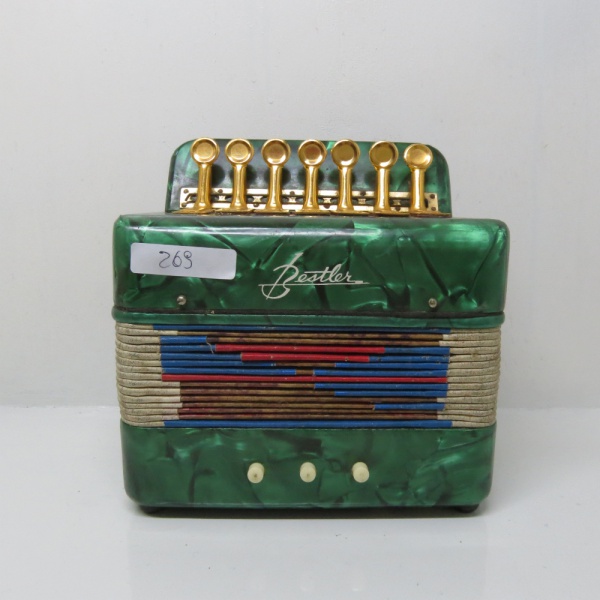 Sanfona Bestler na cor verde necessita restauro medindo