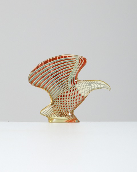 Abraham Palatnik (1928 - 2020) - Silon - Águia. Resina de poliéster. Brasil, déc. 1970. Dimensões: 9 x 11 x 2,5 cm.