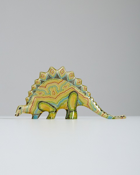 Abraham Palatnik (1928 - 2020) - Silon - Estegossauro. Resina de poliéster. Brasil, déc. 1970. Dimensões: 14 x 29 x 3,5 cm.