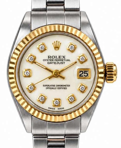 RELÓGIO: ROLEX OYSTER PERPETUAL DATEJUST. TAMANHO: 26MM. MOVIMENTO: AUTOMÁTICO. CAIXA: EM AÇO COM BEZEL CANELADO EM OURO AMARELO. OS RELÓGIOS SÃO VENDIDOS NO ESTADO DE CONSERVAÇÃO QUE SE ENCONTRAM. SÃO RELÓGIOS USADOS, ONDE É POSSÍVEL VERIFICAR DETALHES NA DESCRIÇÃO E FOTOS. ALGUNS PODEM PRECISAR DE REVISÃO OU ALGUM TIPO DE RESTAURO OU AJUSTES QUE TALVEZ NÃO ESTEJAM MENCIONADOS EXATAMENTE NA DESCRIÇÃO OU FOTOS. TIRE TODAS AS SUAS DÚVIDAS ANTES DE DAR SEU LANCE, POIS ELES SÃO IRREVOGÁVEIS E IRRETRATÁVEIS. POR FAVOR, LEIA OS TERMOS E CONDIÇÕES E A CAIXA DE INFORMAÇÕES DO LEILÃO EM HOME NO SITE WATCH BOSS LEILÕES, DANDO ÊNFASE ÀS INFORMAÇÕES IMPORTANTES. AO ARREMATAR O PRODUTO, VOCÊ CONCORDA COM AS DATAS, OS PRAZOS E AS REGRAS DA CASA DE LEILÕES WATCH BOSS LEILÕES. TIRE TODAS AS SUAS DÚVIDAS ANTES DE LICITAR PELO WHATSAPP: (13) 3150-1285.