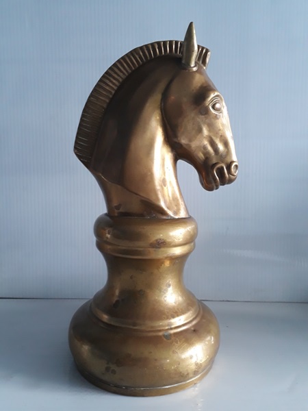 Escultura bronze em forma de peça de xadrez (cavalo) me