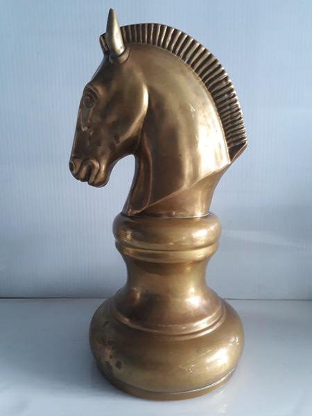 Escultura bronze em forma de peça de xadrez (cavalo) me