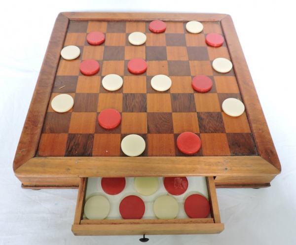 Antigo tabuleiro para jogo de dama, em madeira, com dois compartimentos