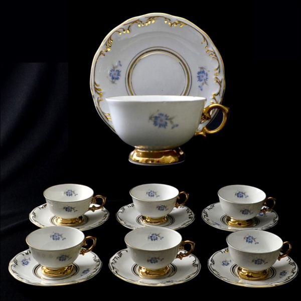 Jogo de Chá Porcelana com Filetes em Ouro Velho.