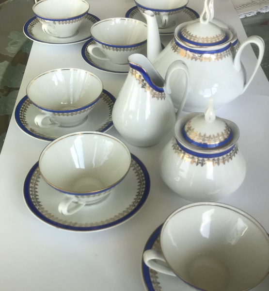 PORCELANA REAL. Elegante jogo de chá/café em porcelana