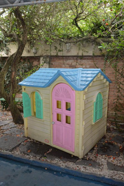Casa infantil confeccionada em plástico rígido, da marca Little T