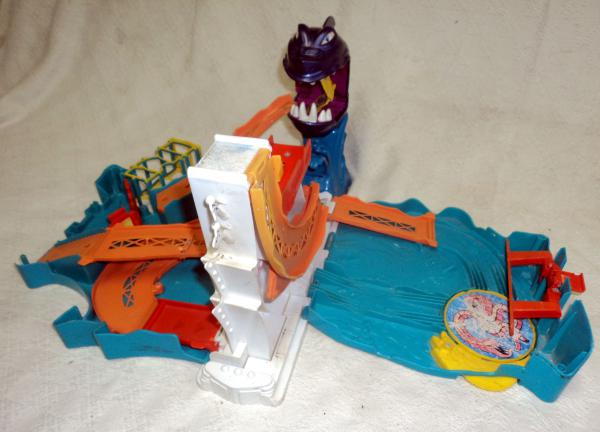 Pista de corrida Hot Wheels, Mattel 2008, Tubarão. Medidas fechada 36 x 23cm