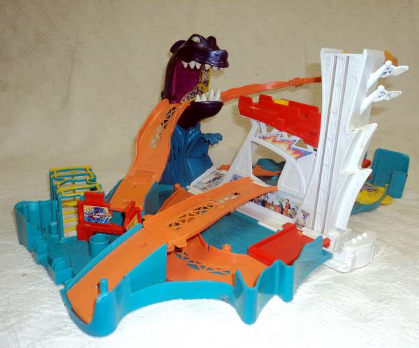 Pista de corrida Hot Wheels, Mattel 2008, Tubarão. Medidas fechada