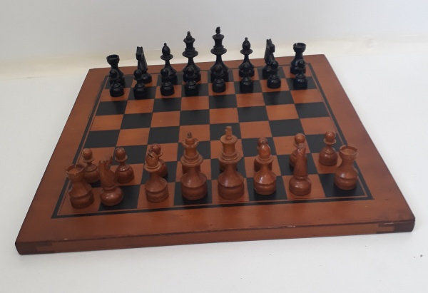 Conjunto de peças e figuras de xadrez de madeira e mármore no tabuleiro de  xadrez