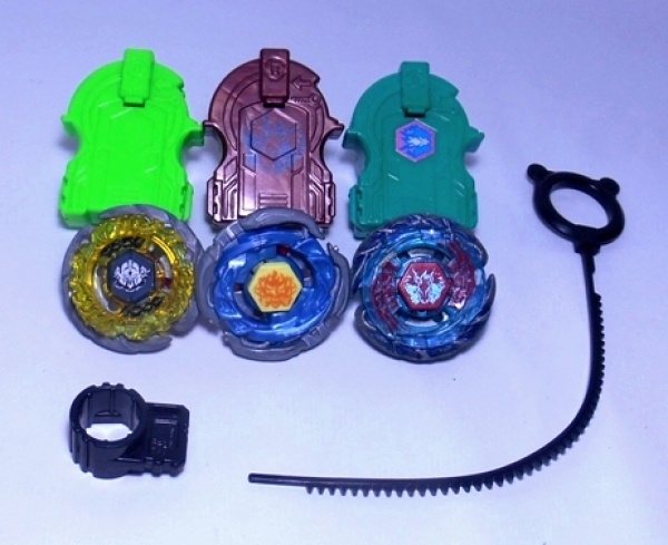 BRINQUEDO - Lote de 3 peões Beyblade com lançadores. Ma