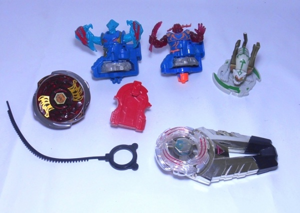 BRINQUEDO - Lote de 3 peões Beyblade com lançadores. Ma