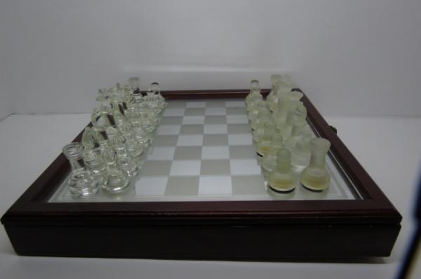 Caixa com tabuleiro em vidro espelhado para jogo de xad
