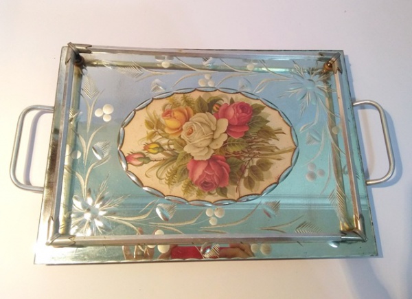 Antigo perfumeiro numerado na base em vidro pintado à m