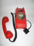 Telefone antigo, no tom vermelho. Tamanho: 020 x 010 cm.