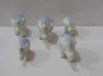 Lote composto de (5) esculturas representando elefante, em porcelana, no tom branco e azul. Tamanho: maior 05 x 08 cm.
