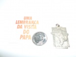 Lote composto de (2) medalhas, sendo (1)  lembrança da visita do Papa João Paulo e a outra do 1 Congresso da Padroeira do Brasil - Setembro de 1954.