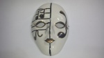 Máscara em porcelana, contém dourações. Tamanho: 017 x 013 cm.
