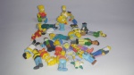 Lote composto de (24) personagens dos Simpsons em plástico rígido, policromado.