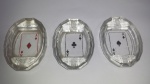 Lote composto de (3) cinzeiros em vidro, decorado com cartas de baralho. Tamanho: 07 x 05 cm.