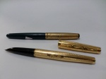 Lote composto de (2) canetas, sendo uma Parker no estado e a outra em banho de ouro, originais.