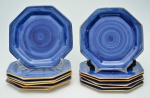 LUIZ SALVADOR - Conjunto com doze pratos (sousplats) oitavados em fainaça nas cores azul e amarela.