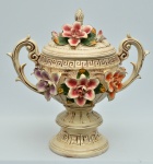 CAPODIMONTE - Lindo bowl italiano no estilo barroco, esmaltado e decorado com flores policromadas em relevo. Apresenta marca na base. Med.: 53 cm.